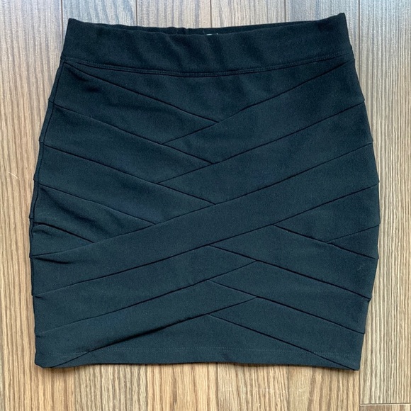 DYNAMITE Classic black mini skirt size small - Picture 2 of 8